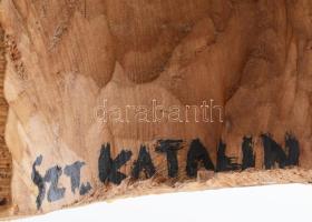 Katona Zsuzsa (1951-): Sziénai Szent Katalin. 2001, faragott fa. Jelzett, m: 39,5 cm

///

Munká...