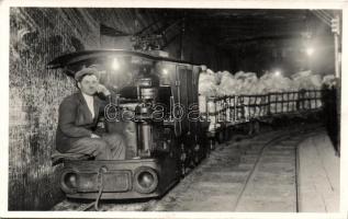 Carrying salt out of the salt mine in Désakna