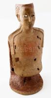 Katona Zsuzsa (1951-): Kínai. 2000, faragott fa. Jelzett, m: 44 cm  ///  Munkácsy-díjas szobrászművész. Fából vagy kőből faragott, ritkábban mintázott, bronzból öntött, általában homloknézetre komponált, idolszerű, időtlenséget sugárzó figurákat alkot, amelyeknek teste sokszor üreges, kéregszerű. Szobrainak felületén kozmikus utalásokat hordozó ráfestések, karcolások jelennek meg.