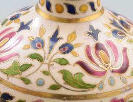 1888 Schütz Kerámiagyár, Díszkancsó. Aranykontúrozott népies virágmintákkal festett finomfajansz. Je...