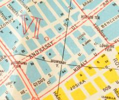 1942 Budapest útmutatója a belterület térképével, autóbusz és villamos vonalak, szakaszhatárok jelzé...