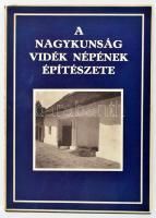 Miskolczy László - Vargha László: A Nagykunság vidék népének építészete. Padányi Gulyás Jenő bevezetőjével. Bp., 1943, Magyar Ház Barátainak Kiadása, XLVII+(1)+141+(1) p. Az 1-138. oldalakon fekete-fehér fotókkal. Kiadói papírkötés, jó állapotban, minimálisan sérült kiadói papír védőborítóban.