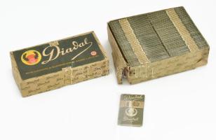 1 egész karton adójegyes (tartalma: 100csomag/6000lap) + 1 csomag (60lap) DIADAL szivarkapapir, és 1 doboz (tartalma: 100 szivarkahüvely) bontatlan DIADAL II. szivarkapapirhüvely