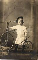 Kisgyerek háromkerekű kerékpárral, tricikli / Child with tricycle (EB)