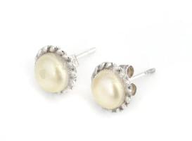 Ezüst(Ag) gyűrű gyöngy díszítéssel, jelzett, méret: 55 + ezüst (Ag) gyönggyel díszített fülbevalópár, jelzett, d: 0,5 cm, bruttó: 1,7 g