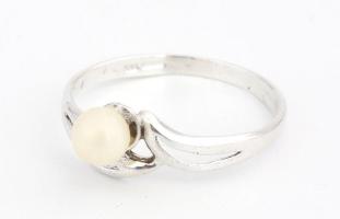 Ezüst(Ag) gyűrű gyöngy díszítéssel, jelzett, méret: 55 + ezüst (Ag) gyönggyel díszített fülbevalópár...