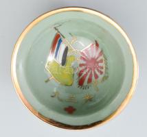 cca 1940, Mandzsukuo, Szakés csésze. Japán légierő, Mandzsukuoban szolgáló pilóta, festett porcelán, alján plasztikus repülő alakkal. Minimális kopással, d: 5,5 cm, m: 3 cm