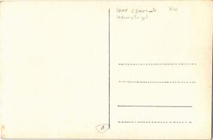 Budapest XIV. Iparcsarnok (?), sósperec árus és férfi fényképezőgéppel. photo