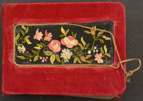 20x14 cm-es bársony borítású, virágdíszes 82 férőhelyes, régi albumban 82 db 1945 előtti színész fot...