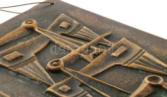 Tóthfalusi László (1916-2002): Madarak. Bronz relief, jelzett, kopással, 22x11 cm