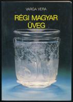 Varga Vera: Régi magyar üveg. Bp., 1989, Képzőművészeti Kiadó. Színes fotókkal illusztrált. Kiadói papírkötés.