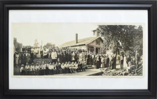 1931 Los Angeles, Szent István Hall alapkőletételének fotója, üvegezett modern keretben, nagyméretű. Rajta Láni Mátyás plébánossal is. Huddleston Photo Co. L.A. felvétele, a fotón szakadással, az egyik alsó sarkán hiánnyal, 25x65 cm, keret: 46x77 cm