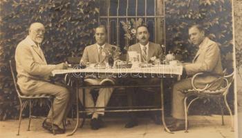 Nagy vegyes papírrégiség hagyaték tétel: reklám nyomtatványok, némi képeslap, okmányok, stb nagy dob...