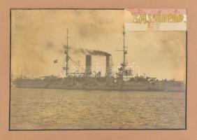 cca 1916 Az S.M.S. Árpád osztrák-magyar hadihajó nagyméretű fotója, rajta sérült nemzetiszínű szalaggal, paszpartuban, 22x15 cm