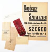 cca 1920 Dobóczky Szilveszter paprikanagykereskedő karton plakátja 32x45 cm + 5 db fejléces levélpapír, stb régi bőr mappában