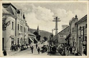 1939 Nagyszőlős, Nagyszőllős, Vynohradiv, Sevlus (Sevljus); utcakép piaccal és villanyoszloppal, bank egyesület, Salamon Rosenthal és Bata üzlet + Hátoldalon "MAGYAR KIR. POSTA 103" kisegítő gumibélyegzés a hiányzó bélyeg miatt postairónnal írt "T" portójelzés / street view with pylon and market, shops, bank (EK)