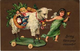 1907 Boldog karácsonyi ünnepeket / Christmas greeting art postcard with sheep and gifts. Emb. litho (EK)