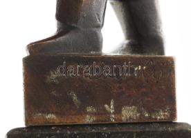 Olcsai Kiss Zoltán (1895-1981): Munkásőr. Fém, jelzett, fa talapzaton, puska vége javított, m: 26,5 ...