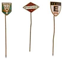 ~1950. "Budapesti Spartacus" zománcozott bronz jelvény + DN "Budapesti Egyetemi AC (BEAC)" zománcozott bronz jelvény + DN "Postás SE" zománcozott bronz jelvény T:AU