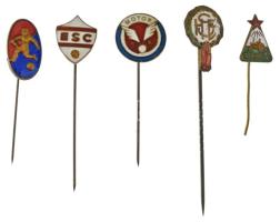 5db-os zománcozott sportjelvény-tétel, benne "ESC", "HLSE", "Traktor SE", "Motor SK", illetve piros-kék háttér előtt bronz futballjátékos sziluettje T:AU,XF