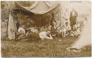 Lippa, Lipova; kirándulás rögtönzött sátor alatt / hiking trip, makeshift tent. Steinitzer Dezső 1932 photo (vágott / cut)