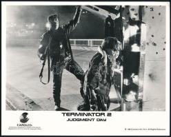 1991 ,,Terminátor 2" című film egy jelenete, 1 db vintage produkciós filmfotó (vitrinfotó, lobbyfotó) ezüst zselatinos fotópapíron, a használatból eredő (esetleges) kisebb hibával, 20x25 cm