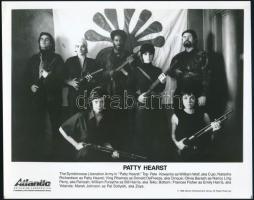 1988 Patty Heartst története, akit a Szimbionista Felszabadító Hadsereg elrabolt, 1 db vintage produkciós filmfotó (vitrinfotó, lobbyfotó) ezüst zselatinos fotópapíron, a használatból eredő (esetleges) kisebb hibával, 20x25 cm