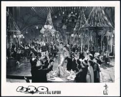 1955 ,,Shree 420" című indiai - hindi filmvígjáték egy jelenete, 1 db vintage produkciós filmfotó (vitrinfotó, lobbyfotó) ezüst zselatinos fotópapíron, a használatból eredő (esetleges) kisebb hibával, 20x25 cm