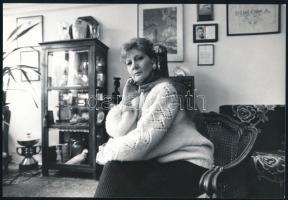 cca 1990 Gaál Zoltán budapesti fotóriporter pecsétjével jelzett vintage fotó Bara Margit (1928-2016) színésznőről, ezüst zselatinos fotópapíron, 15,5x22,5 cm