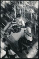 cca 1975 Kőszegi János: Körhintán című, vintage fotóművészeti alkotás, feliratozva, ezüst zselatinos fotópapíron, 24x16