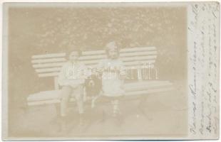 1912 Vámosgálfalva, Abosgálfalva, Ganesti (Maros); gyerekek kutyával a padon / children with dog on a bench. photo (EK)