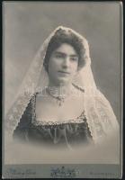 cca 1904 Mérei és Társa budapesti fényképészek műtermében készült, keményhátú vintage fotó, a karton kissé sérült, hátoldala illusztrált, 16,5x11 cm