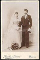 cca 1905 Makó, Huszthy és Lakatos fényképészek műtermében készült, keményhátú vintage fotó, a hátoldali felirat szerint Krojcsovics Antal és felesége Bástyi Róza esküvői felvétele, 16,1x10,5 cm