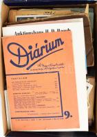 Nagy cipősdoboznyi vegyes papírrégiség tétel, közte legalább 250 régi fotó, nagyon sok képeslap, családi diák New York, útlevél, jogosítvány, régi magyar-latin szótár, numizmatikai aukció katalógusa, nyomtatványok, turisztikai kiadványok, néhány levél és kártyanaptár stb. Vegyes állapotban. Érdekes, átnézésre érdemes!