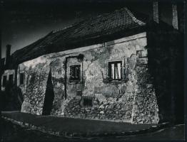 1973 Görbe Ferenc bajai fotóművész ,,Öreg ház Sopronban" című feliratozott, vintage fotóművészeti alkotása, ezüst zselatinos fotópapíron, 18,1x24 cm