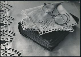 cca 1979 Csepreghi Éva: Emlékek című, feliratozott, vintage fotóművészeti alkotás, ezüst zselatinos fotópapíron, 16,8x24 cm