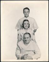 cca 1939 ,,Dr. Kildare különös esete" című amerikai film főszereplői, 1 db vintage produkciós filmfotó, ezüst zselatinos fotópapíron, Pánczél György (1920-?) filmtörténész hagyatékából (film- és színházifotó gyűjteményéből), feliratozva, felületén törésvonalak, 26x20 cm