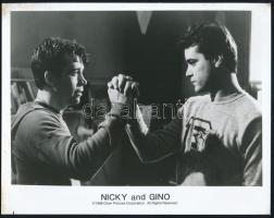 1988 ,,Nicky and Gino" című film egy jelenete, 1 db vintage produkciós filmfotó, Pánczél György (1920-?) filmtörténész hagyatékából (film- és színházifotó gyűjteményéből), 20x26 cm