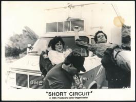1985 ,,Short Circuit" című film egy jelenete, 1 db vintage produkciós filmfotó, ezüst zselatinos fotópapíron, Pánczél György (1920-?) filmtörténész hagyatékából (film- és színházifotó gyűjteményéből), 18x24 cm