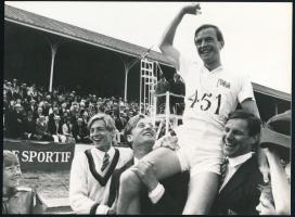 cca 1981 ,,Tűzszekerek" angol film egy jelenete, 1 db vintage produkciós filmfotó, ezüst zselatinos fotópapíron, Pánczél György (1920-?) filmtörténész hagyatékából (film- és színházifotó gyűjteményéből), 18x24 cm