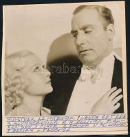 cca 1939 előtti ,,Mulatnak az istenek" című amerikai film egy jelenete, 1 db vintage produkciós filmfotó, ezüst zselatinos fotópapíron, Pánczél György (1920-?) filmtörténész hagyatékából (film- és színházifotó gyűjteményéből), rajzlapra felragasztva, 1,5x17,5 cm