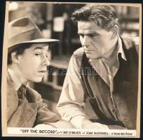 cca 1939 ,,Off the Record" című amerikai film egy jelenete, 1 db vintage produkciós filmfotó, ezüst zselatinos fotópapíron, Pánczél György (1920-?) filmtörténész hagyatékából (film- és színházifotó gyűjteményéből), rajzlapra felragasztva, 18x18 cm