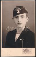 1932 Fiatal fiú iskolai egyenruhában, sapka jelvénnyel, fotólap, 13x8 cm