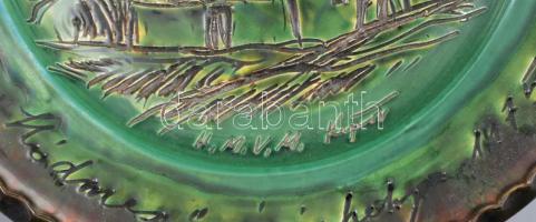 Kajári Gyula (1926-1995) Hódmezővásárhely: Nagyméretű zöldmázas kerámia dísztányér, tanyasi ház mint...