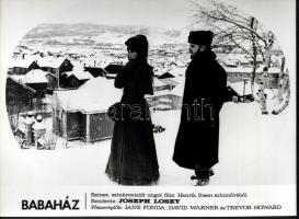 cca 1973 ,,Babaház" című angol film jelenetei és szereplői (köztük Jane Fonda), 7 db vintage pr...