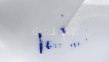 Porcelán kutya. Kopott, m: 11 cm