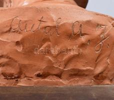 Antal A. József (1908-1982) Stan Laurel (A Stan és Pan-ból) mellszobra. Terrakotta, fa alapon. m: 17...