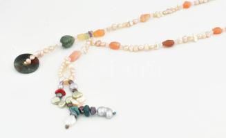 Hosszú tenyésztett gyöngy és achát nyaklánc, kb. 135 cm