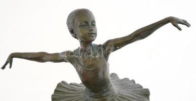 Balerina. Bronz szobor, márvány talapzaton. Szép öntés, jelzés nélkül, m: 27,5 cm