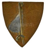 ~1944-1945. Zománcozott bronz Nyilaskeresztes pártjelvény, a zománc alatt "DARIDA" felirat...
